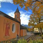 Partenkirchen, Sebastianskirche am ehemaligen Friedhof im herbstlichen Gewand