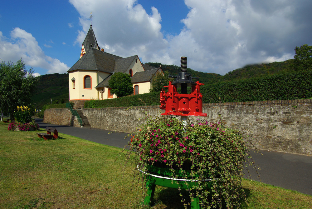 Partie an der romanischen Dorfkirche Müden / Mosel