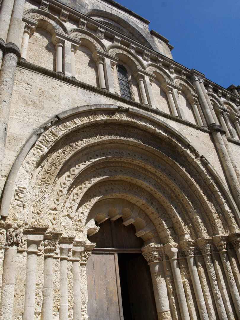 Partie centrale de la façade de l’Eglise Saint-Jacques  -  XIIème	