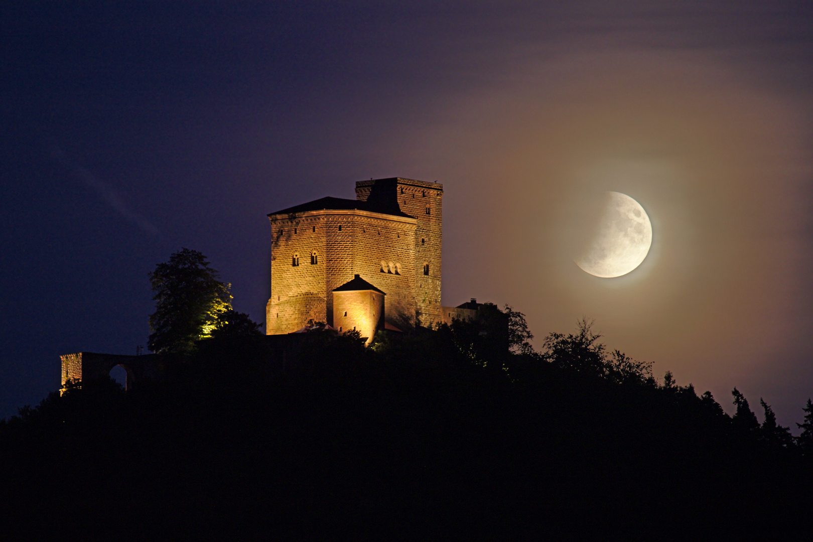 Partielle Mondfinsternis am Trifels