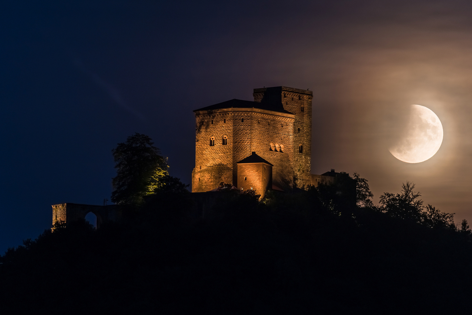 Partielle Mondfinsternis am Trifels