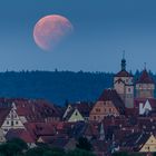 Partielle Mondfinsternis über der Skyline von Rothenburg ob der Tauber