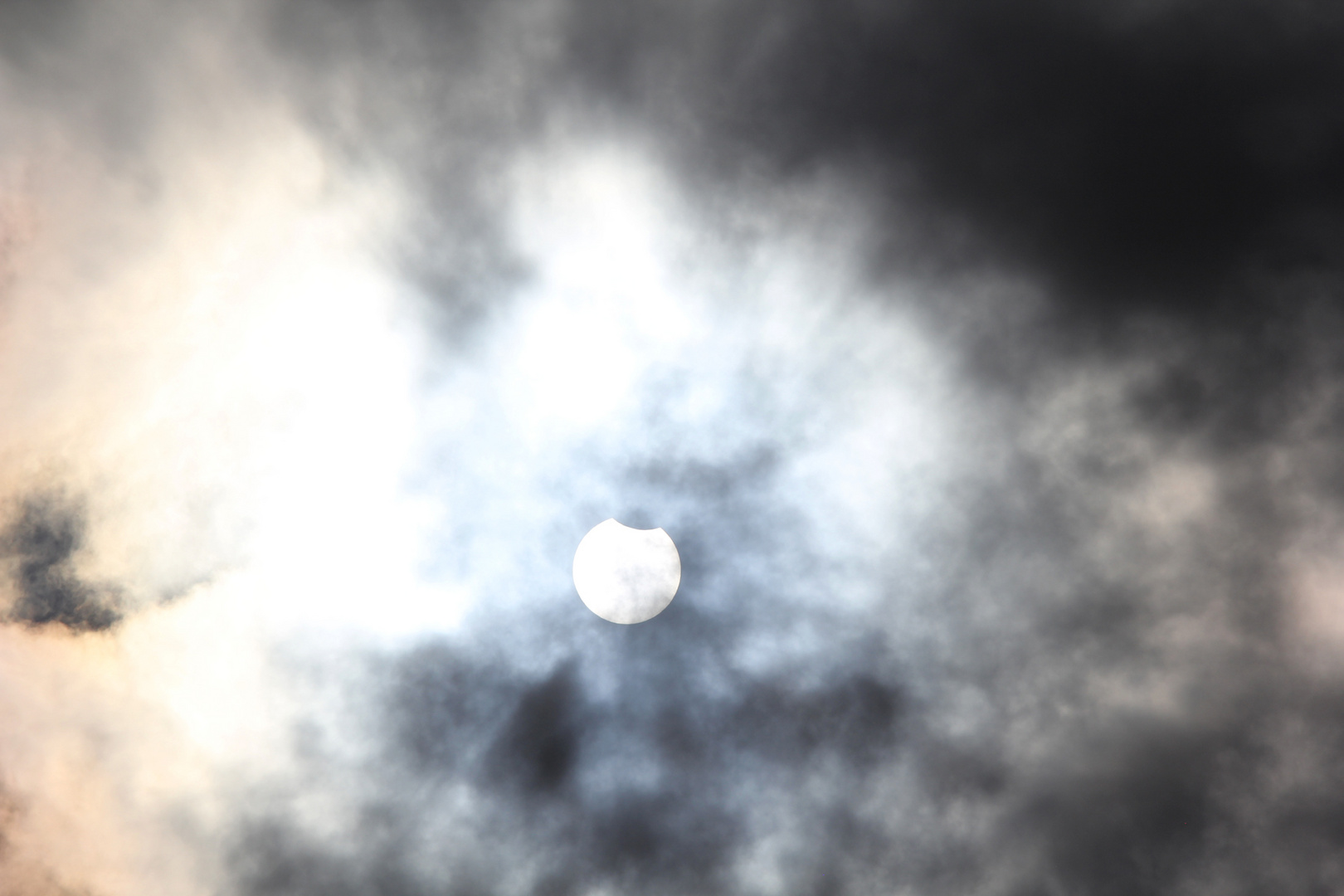 Partielle Sonnenfinsternis am 10.06.2021 mit irisierenden Wolken