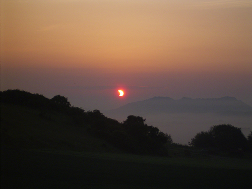 Partielle Sonnenfinsternis bei Sonnenaufgang...