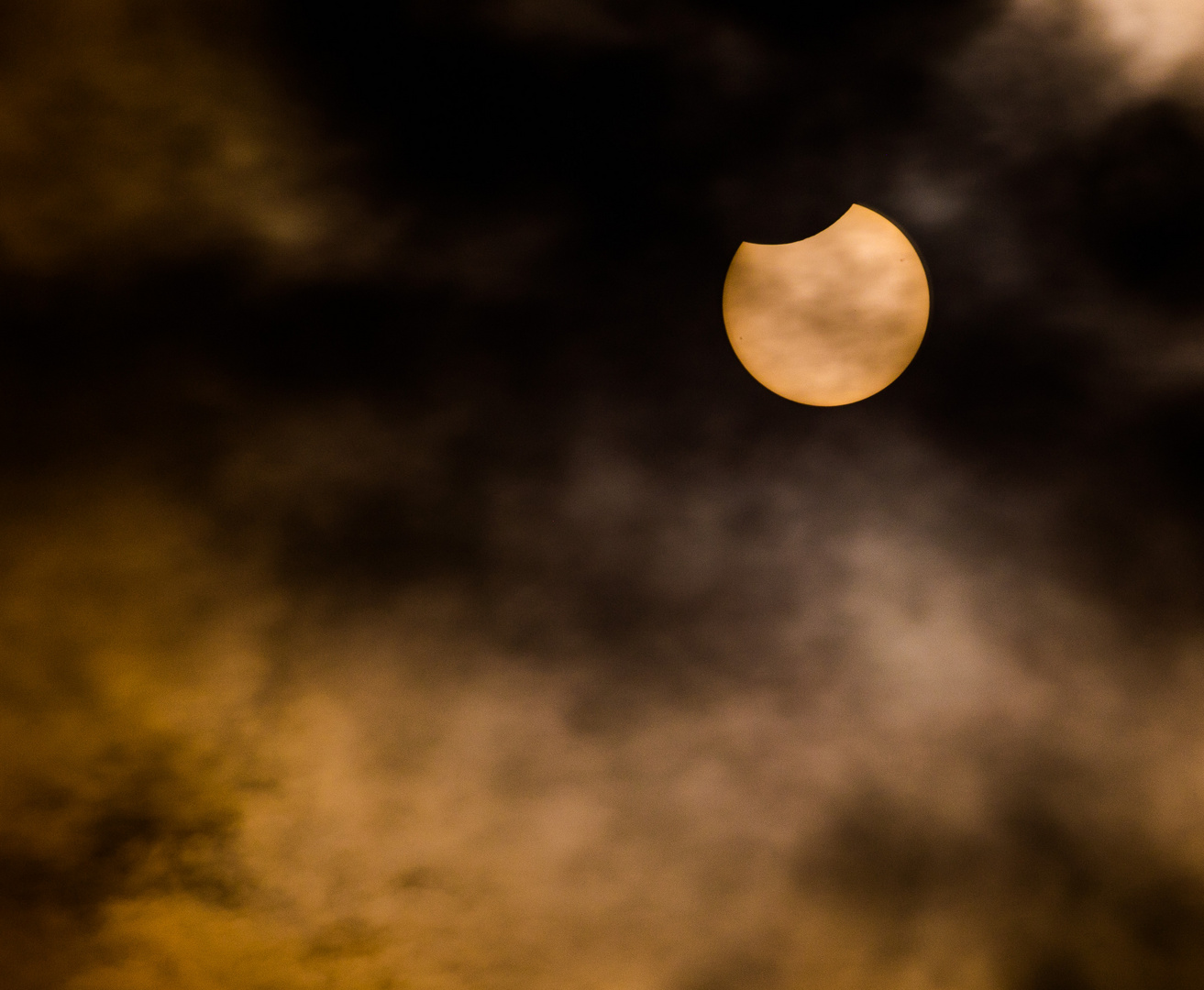 partielle Sonnenfinsternis im Wolkenspiel