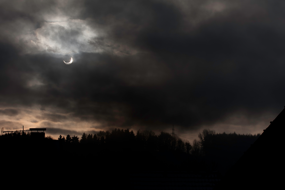 Partielle Sonnenfinsternis über den Dächern Trostberg`s am 04.01.2011