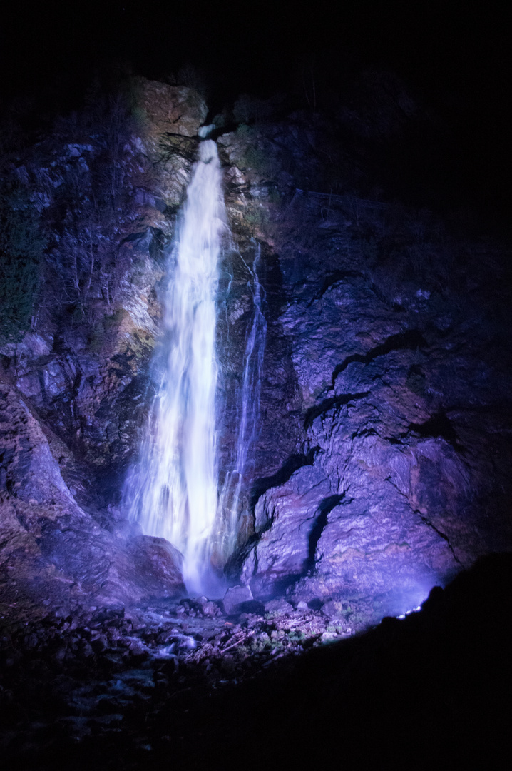 Partschinser Wasserfall bei Nacht