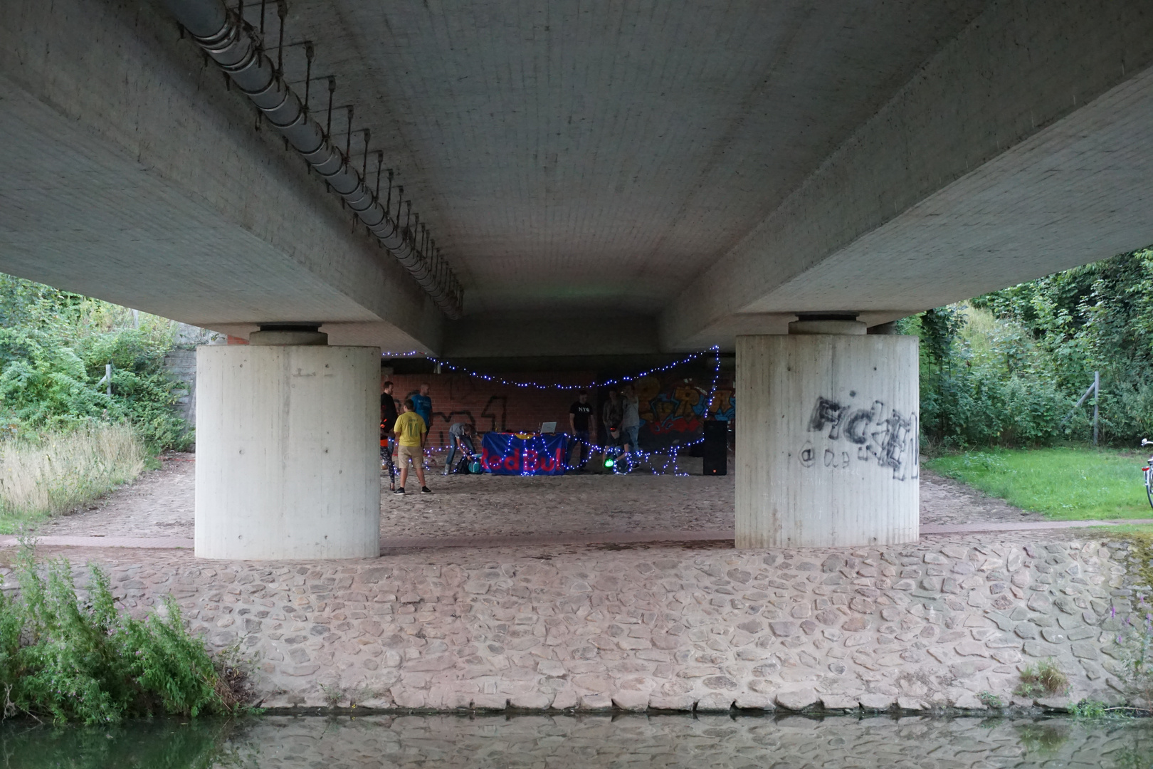 Party unter Autobahnbrücke