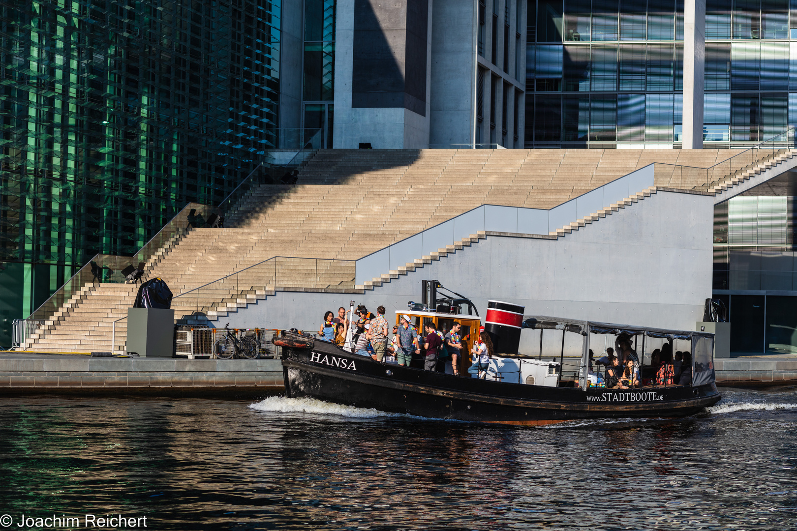 Partyboot auf der Spree vor dem Deutschen Bundestag