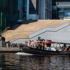 Partyboot auf der Spree vor dem Deutschen Bundestag