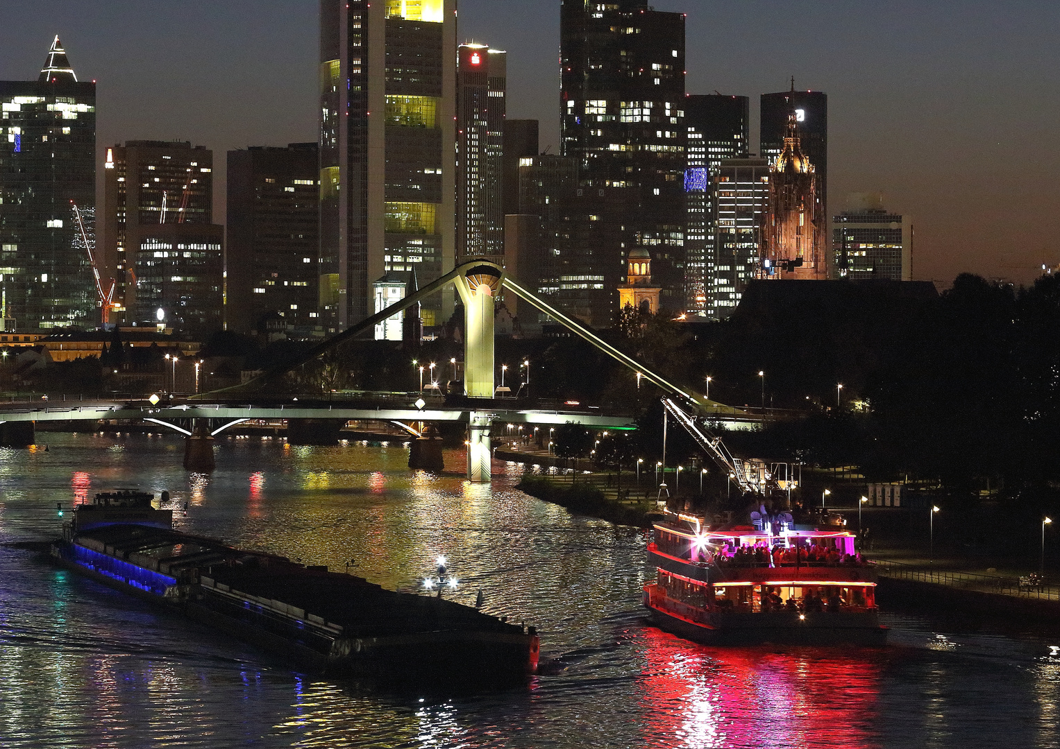 Partyschiff im Lichter- und Farbenmeer