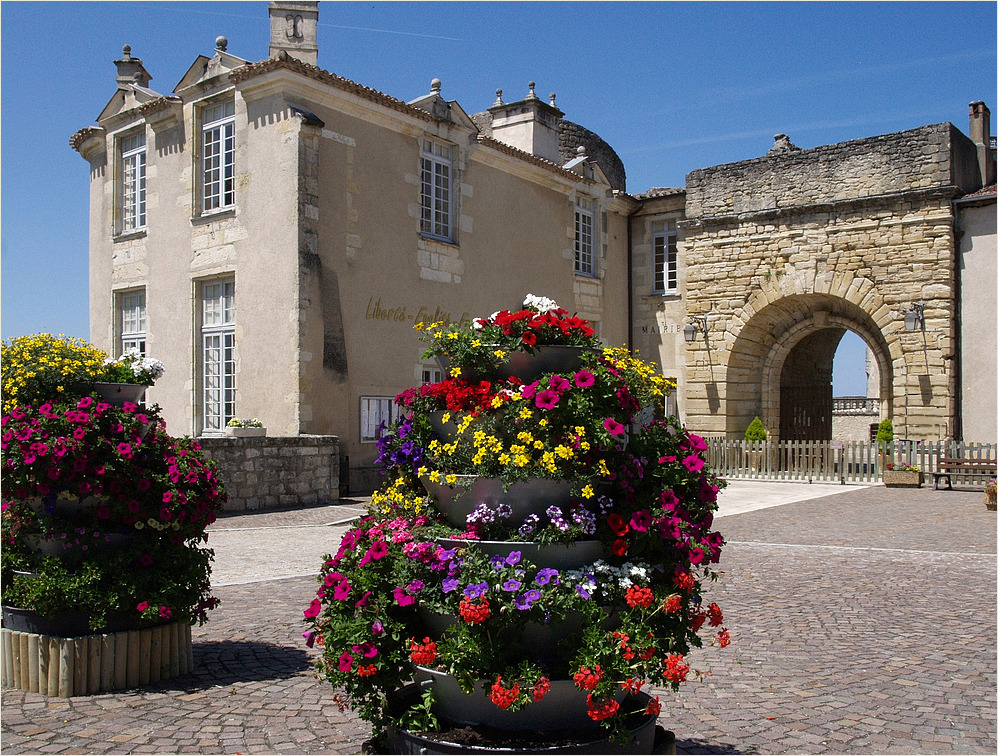 Parvis et entrée du Château de Duras