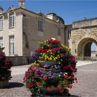 Parvis et entrée du Château de Duras