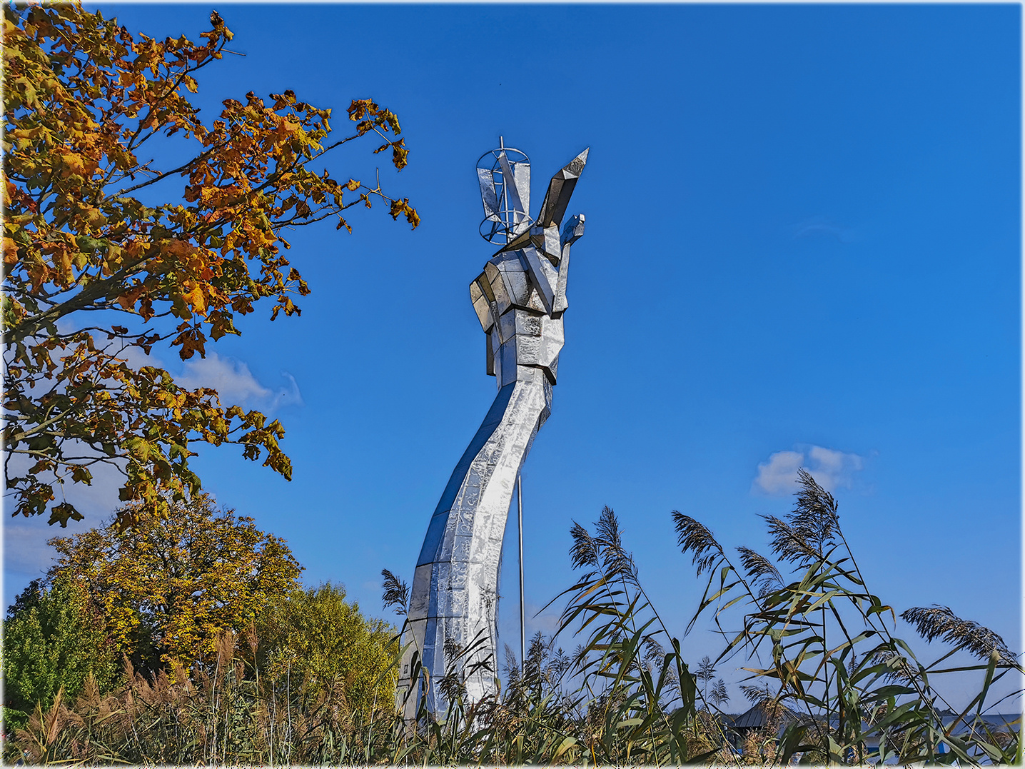 Parzival vor blauem Himmel