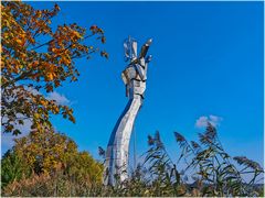 Parzival vor blauem Himmel