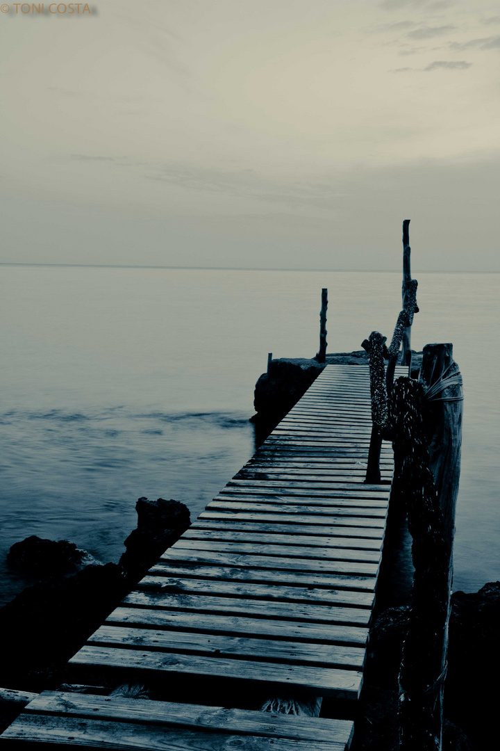 pasarela hacia el mar