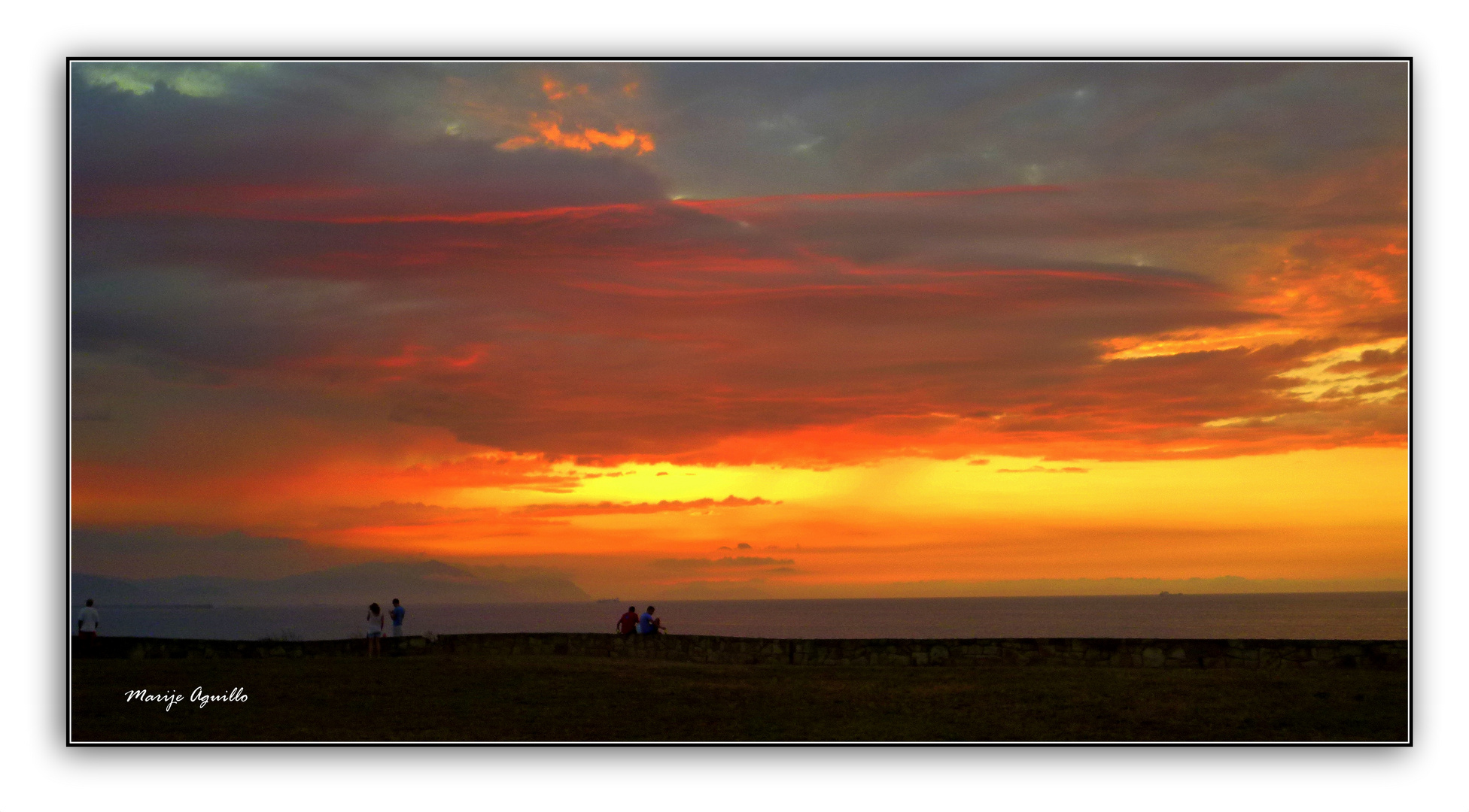 paseando a la puesta de sol