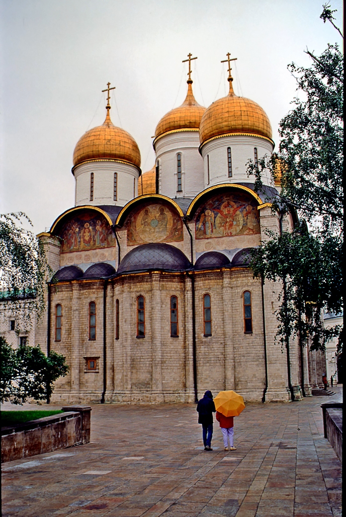 Paseando bajo la lluvia en el Kremlin