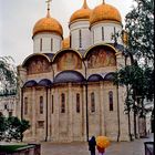 Paseando bajo la lluvia en el Kremlin