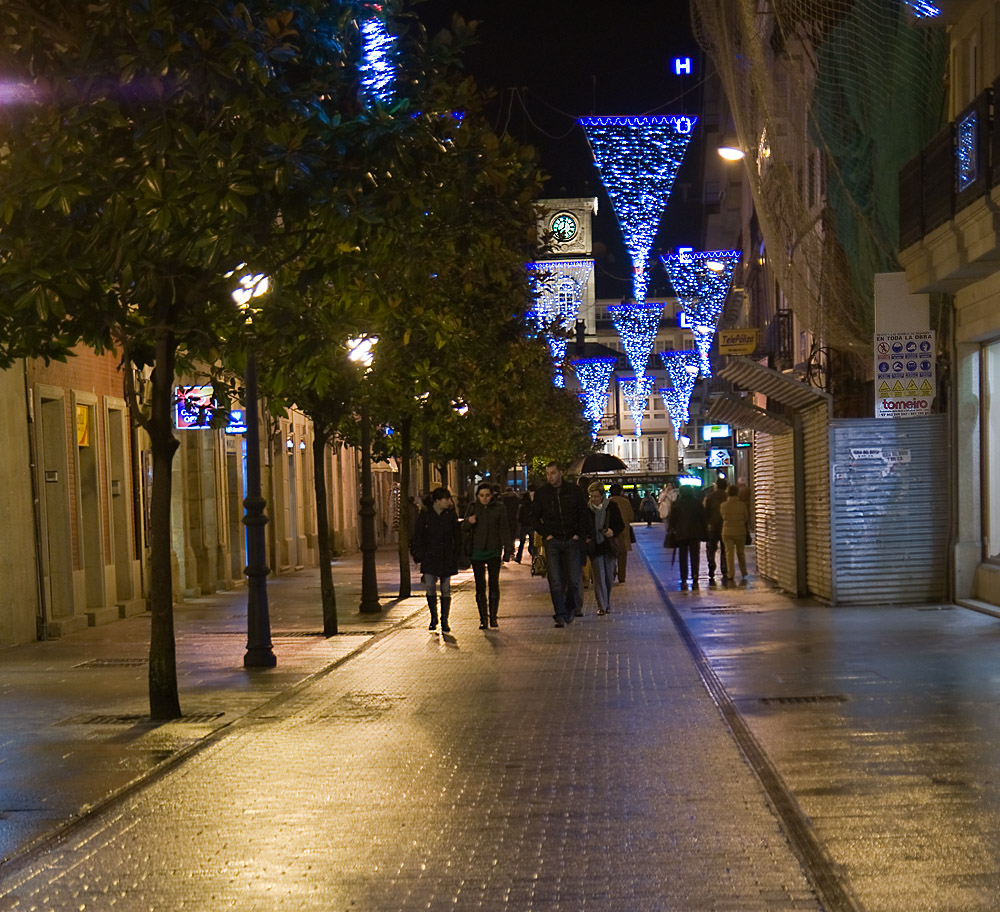 Paseando de noche por la calle de La Reina. Lugo