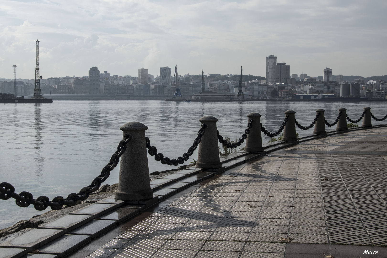 Paseo del Puerto deportivo de la Coruña.