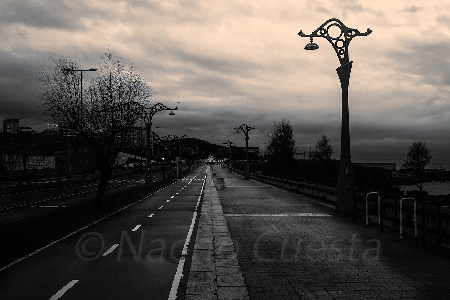 PASEO MARITIMO EN PENUMBRAS