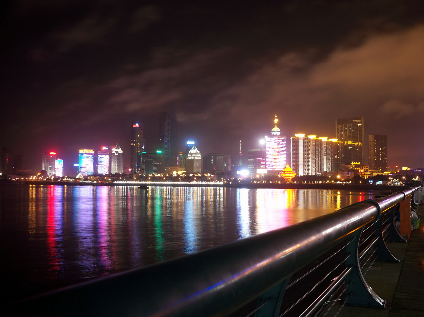 Paseo nocturno en Qingdao, China