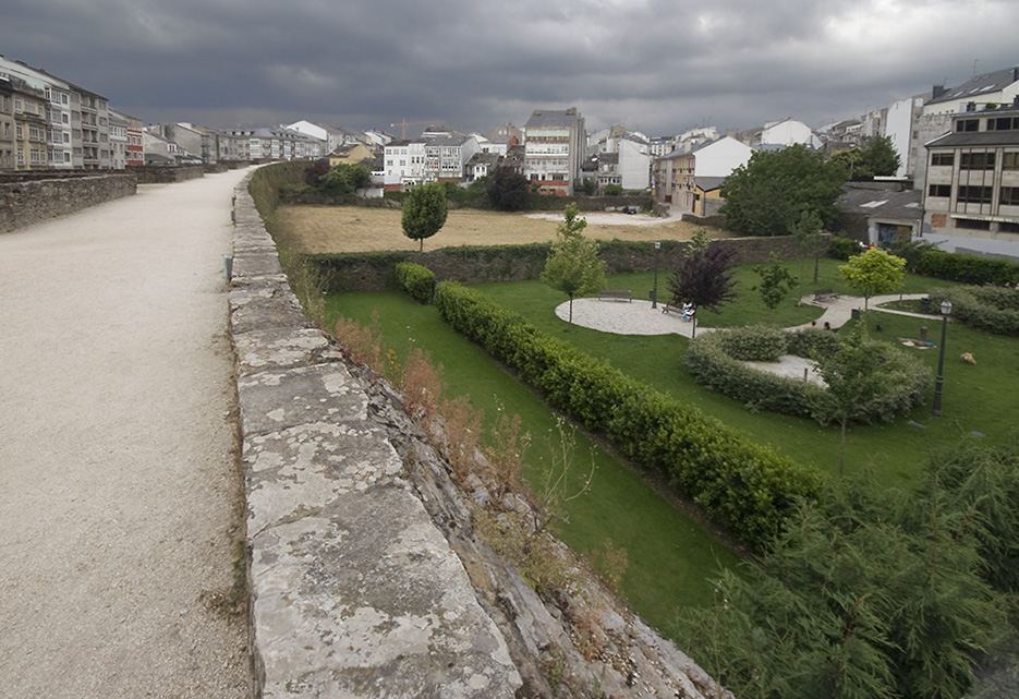 Paseo por el adarve de la muralla lucense.