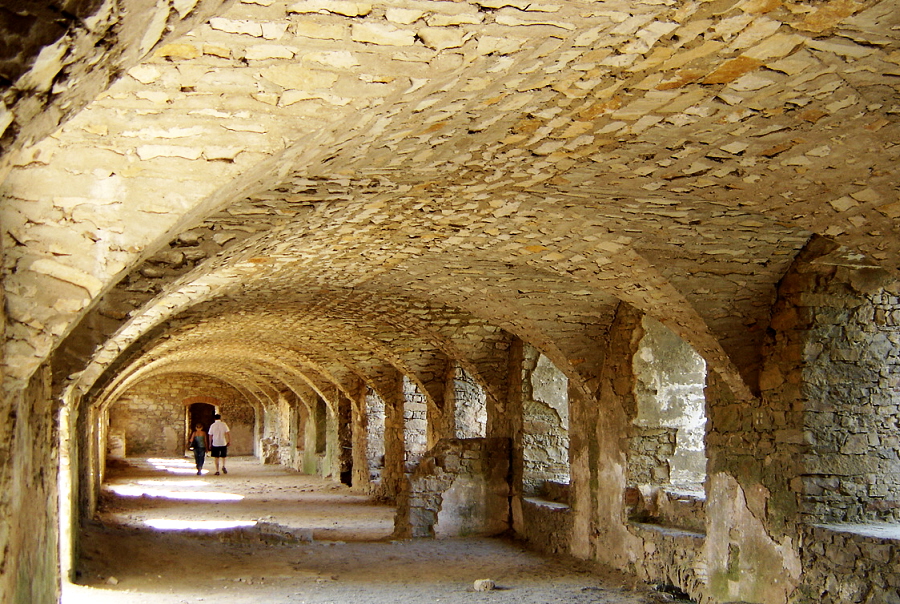 paseo por las ruinas del castillo Ujazd