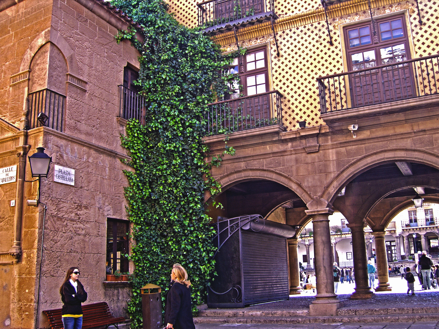 Pasqua (di qualche anno fa) a Barcellona: gli incontri e le arcate del villaggio espanol