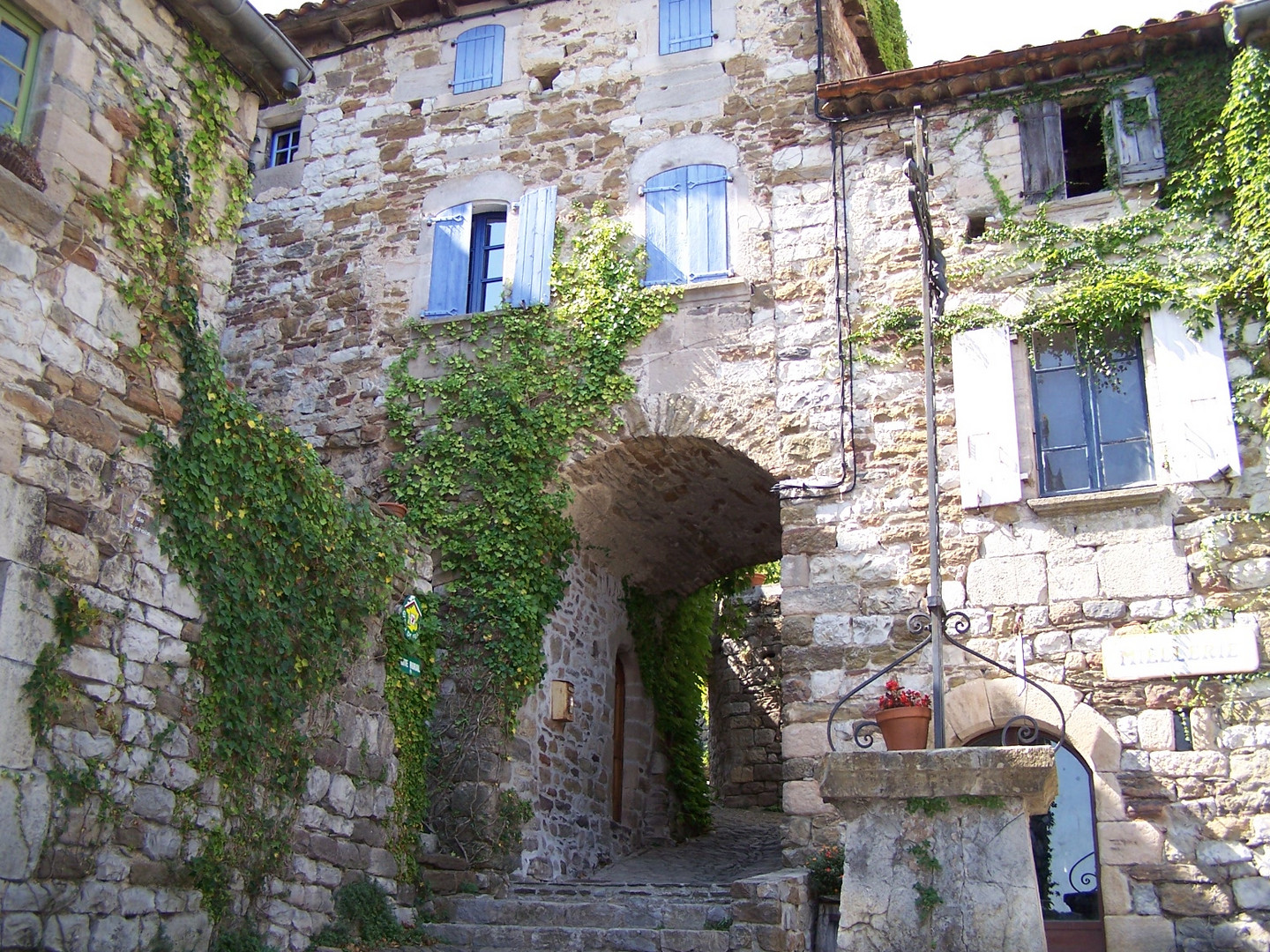 Passage couvert vers une ruelle aux Vans (Ardèche).