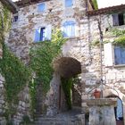 Passage couvert vers une ruelle aux Vans (Ardèche).