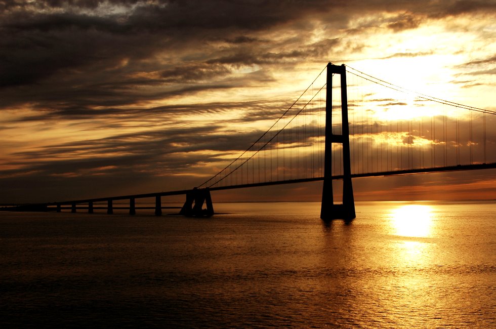 Passage der Storebeltbrücke (Dänemark) am Abend