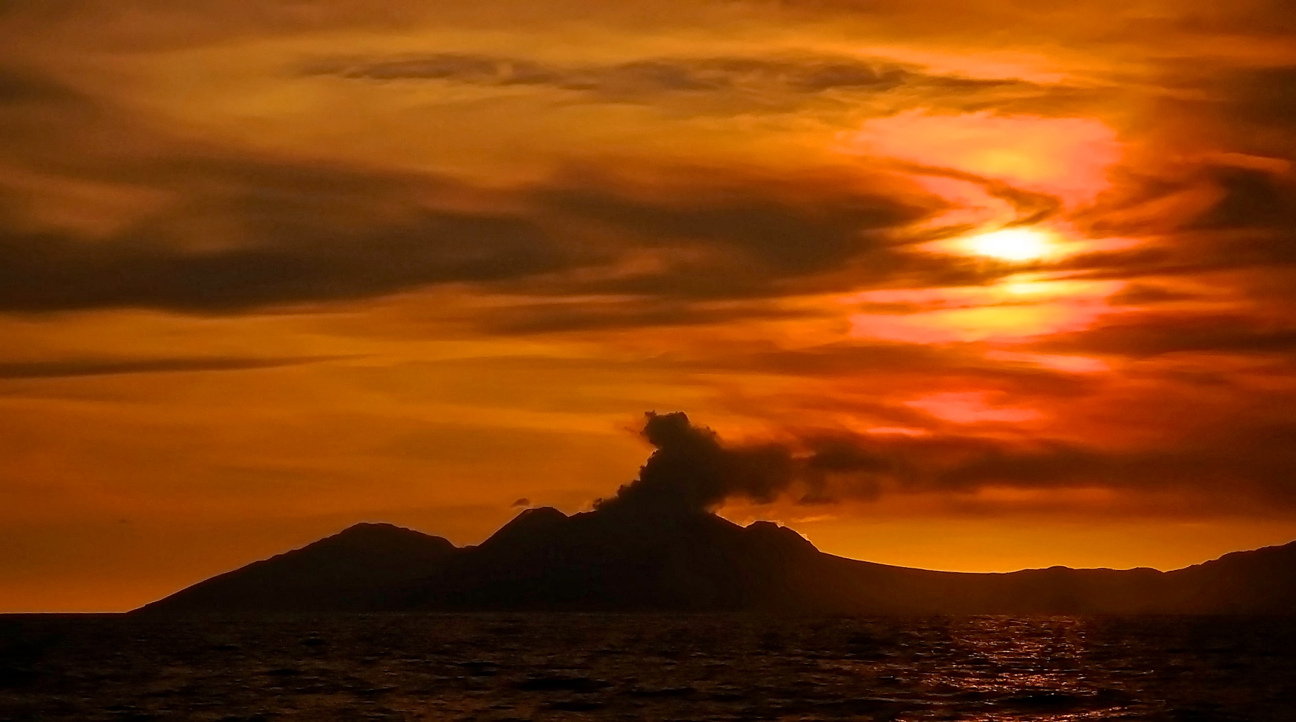 Passage des aktiven Vulkans von Montserrat bei Sonnenuntergang