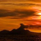 Passage des aktiven Vulkans von Montserrat bei Sonnenuntergang