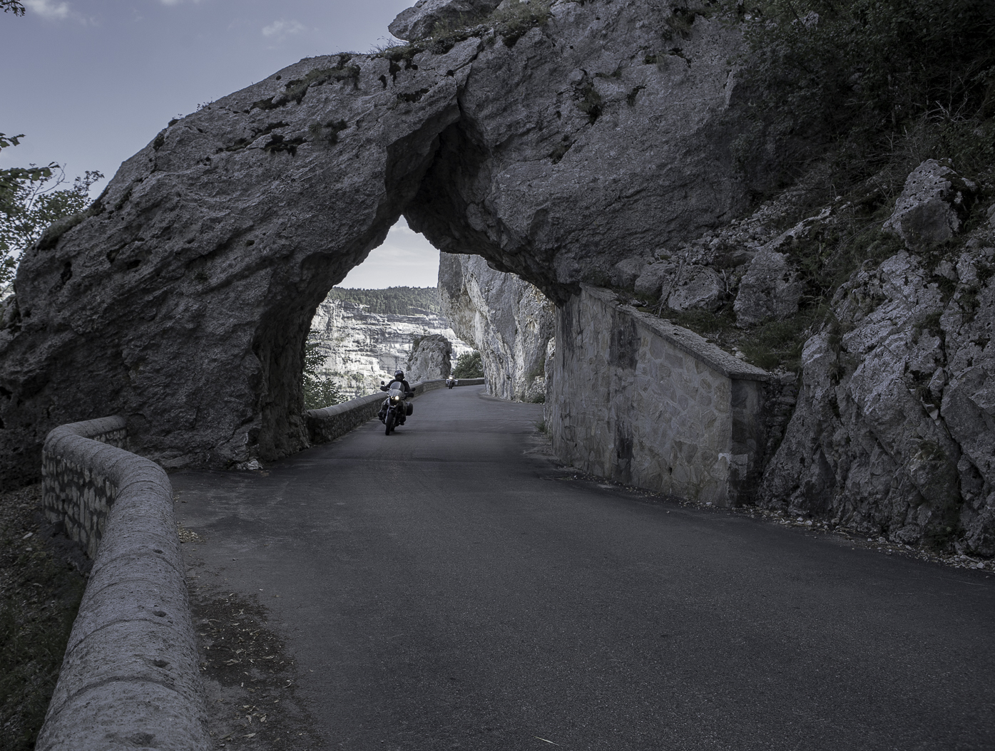 Passage sous la roche