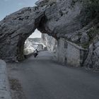 Passage sous la roche