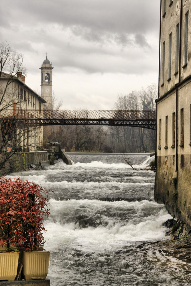 passaggio del fiume lambro in un borgo antico