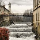 passaggio del fiume lambro in un borgo antico