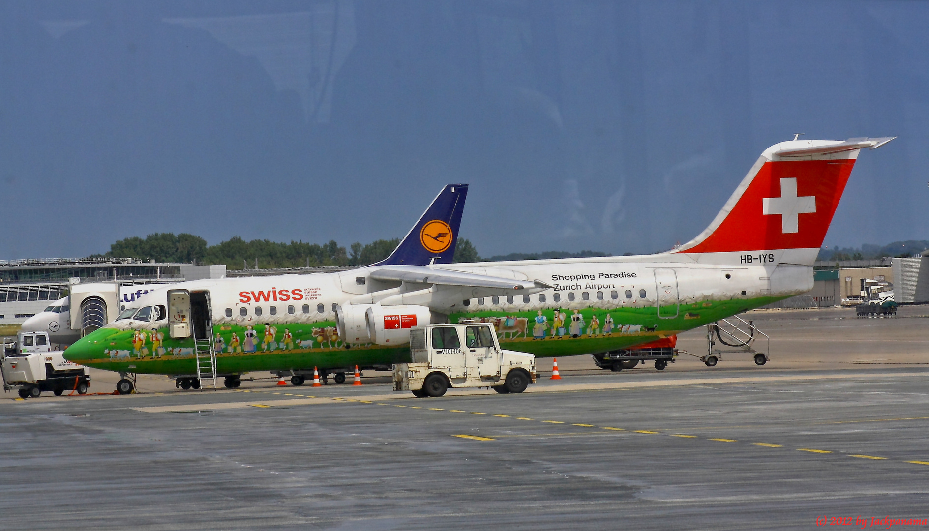 Passagierflugzeug in einer Sonderbemalung am Rande des Rollfelds