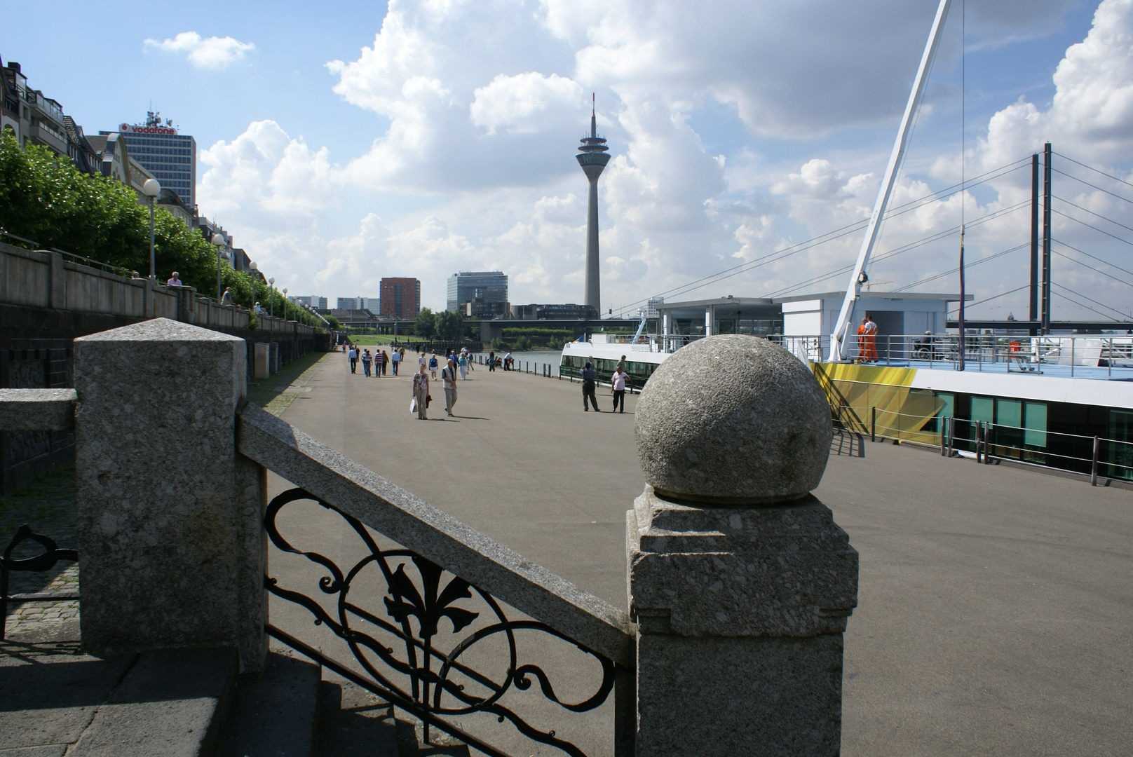 Passagierschiff am Rheinufer