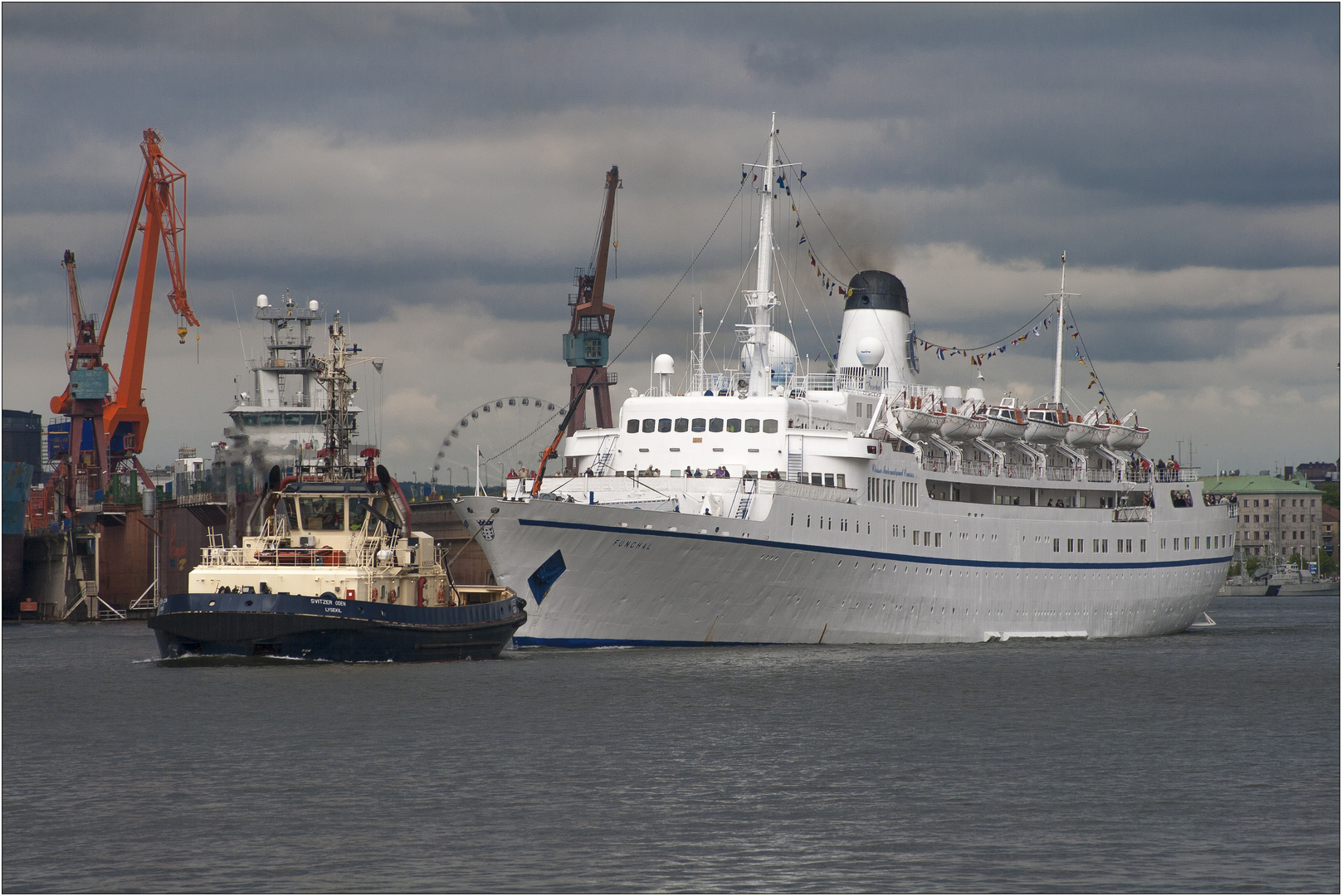 Passagierschiff „Funchal“ und Schlepper „Svitzer Oden“.
