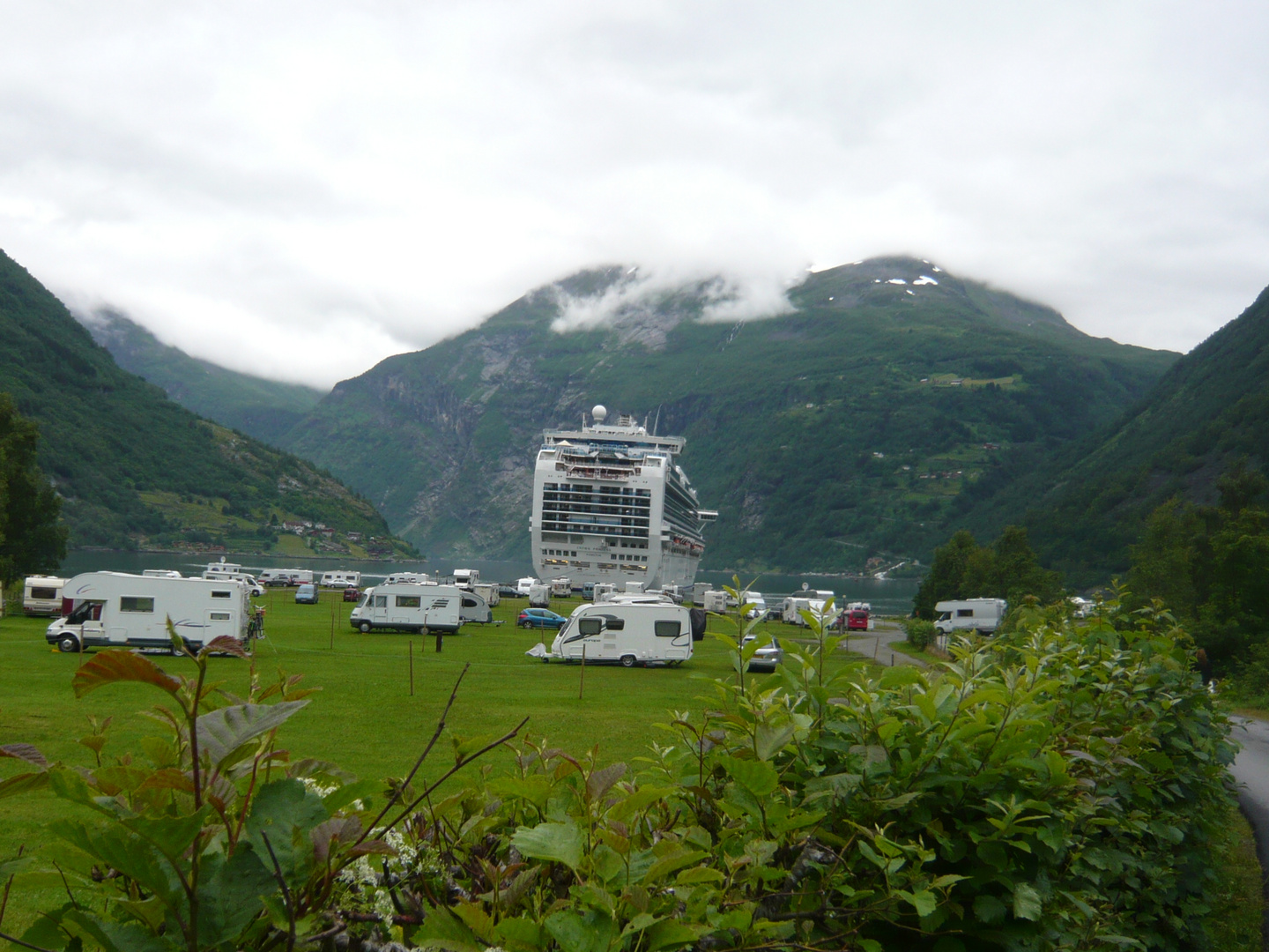 Passagierschiff in Geiranger und Der Mobilstell Platz hinter In 