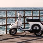 passano i decenni, ma in Italia al mare si va in Vespa..