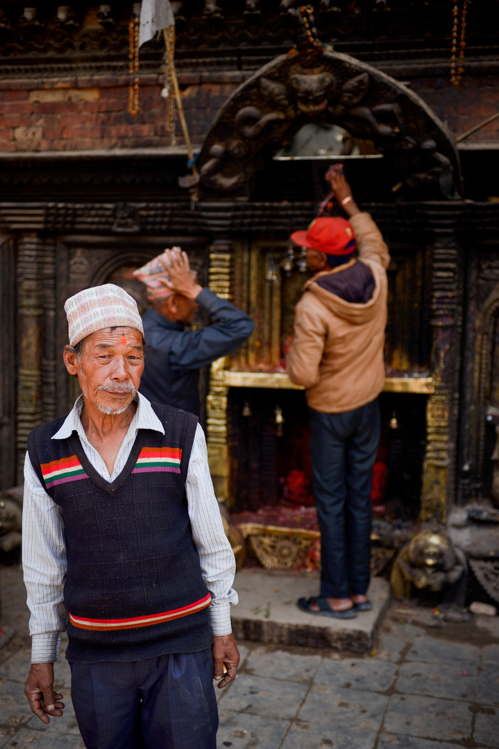 Passant vor dem Nyatapola Tempel