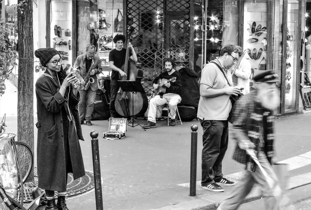 Passanten Musiker Paris lu-19-15sw +9Musikfotos