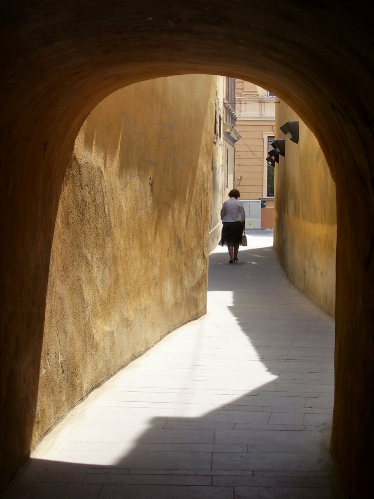 Passantin in der Hermannstädter Altstadt