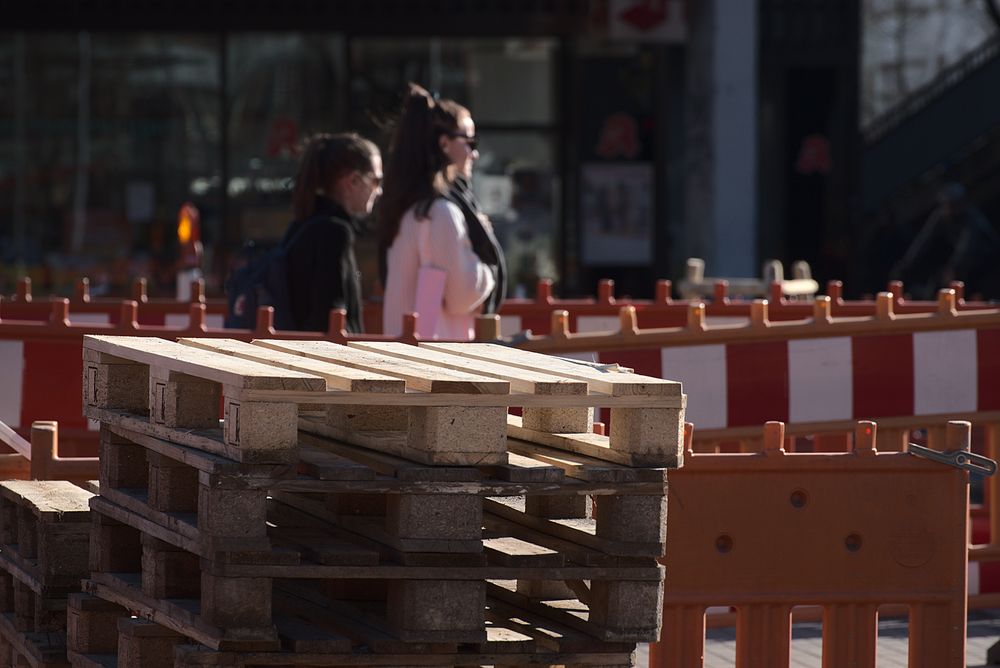 Passantinnen an der Baustelle