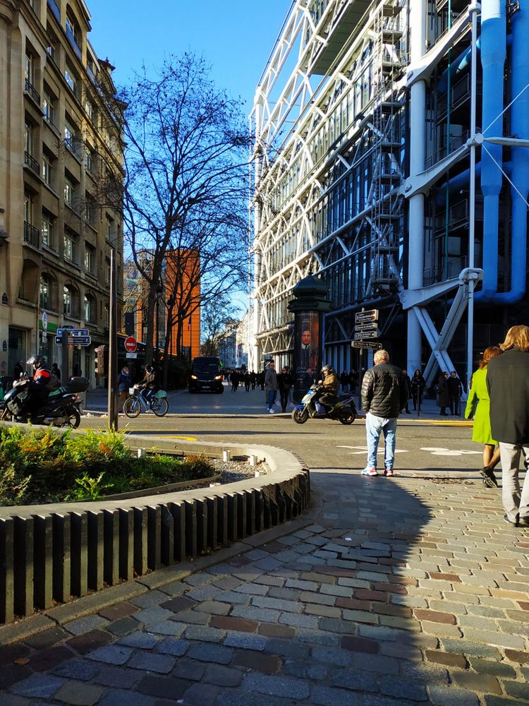 Passants à Beaubourg