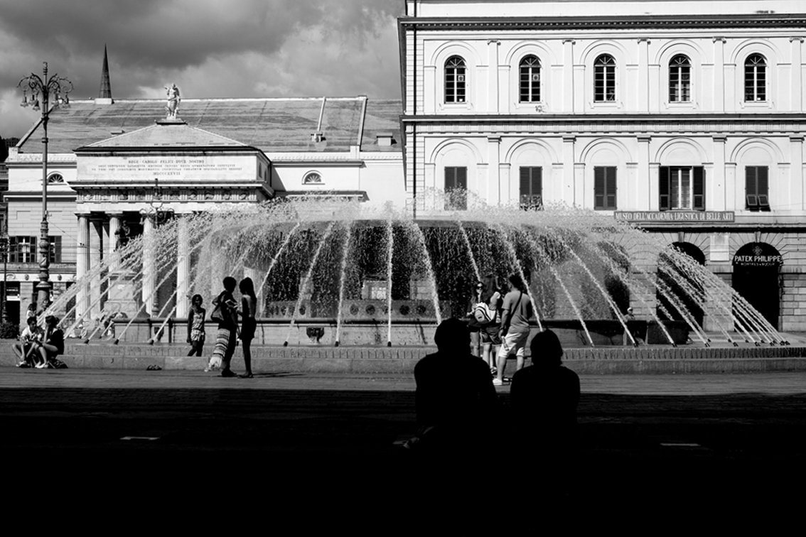 passatempi genovesi in una calda domenica d'estate. DUE CHIACCHIERE IN PIAZZA DEFERRARI